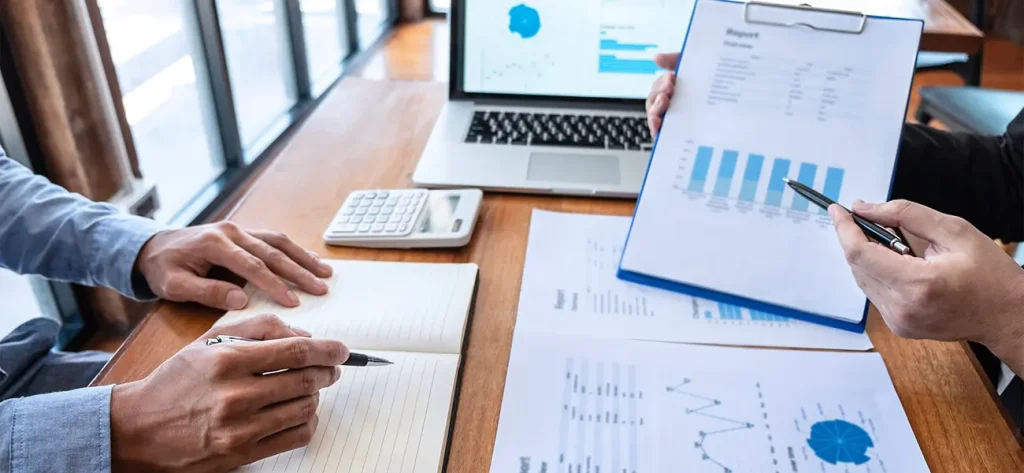 كيف يلعب النظام المحاسبي دور المحرك لكليهما؟